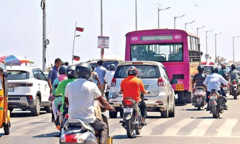 Commute on Loop Road has been a challenge due to traffic diversion (Photos: Justin George)