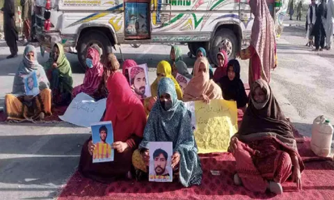 Baloch people block Quetta Karachi highway (X/@BalochYakjehtiC)