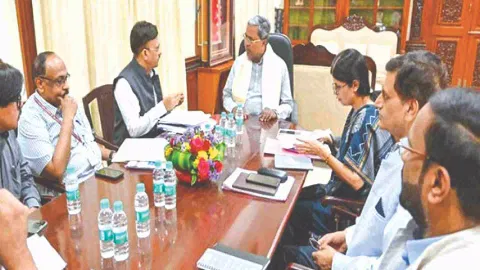 Karnataka CM Siddaramaiah and team 