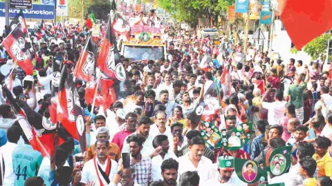 AIADMK general secretary Edappadi K Palaniswami at the road show in Hasthampatti, Salem on Wednesday