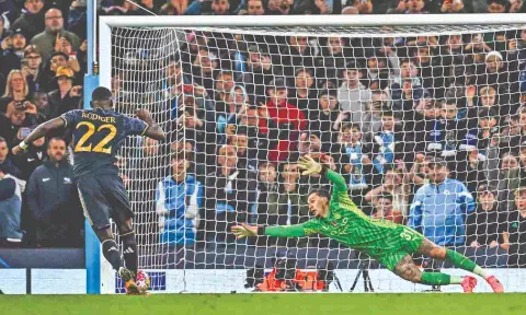 Madrid’s Antonio Rudiger (L) scores the winning penalty against City in the penalty shootout