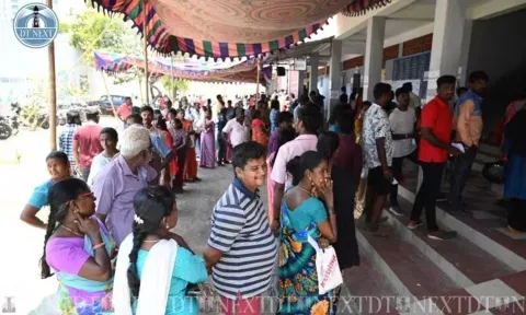 Voters waiting to cast their vote (Photo: Justin George)