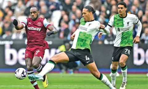 Michail Antonio (L) scored the winner for West Ham