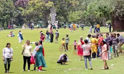 Tourists in Ooty Government Botanical Garden