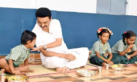 CM Stalin having tiffin with children during launch of breakfast scheme in govt schools (File photo) 