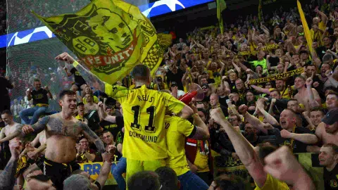 Borussia Dortmund's Marco Reus celebrates with fans after the match (Photo/Reuters) 