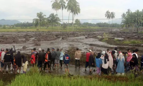 People inspecting the flood areas in Indonesia (AP)