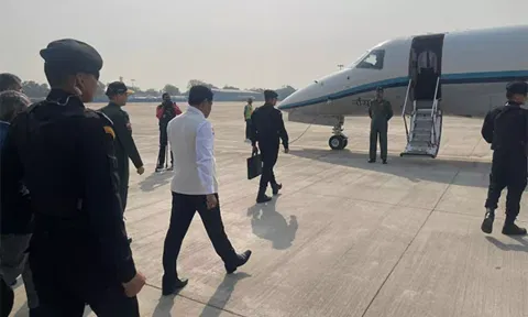 Union Minister of Ports, Shipping and Waterways and Ayush, Sarbananda Sonowal board flight for Iran (Image: ANI)