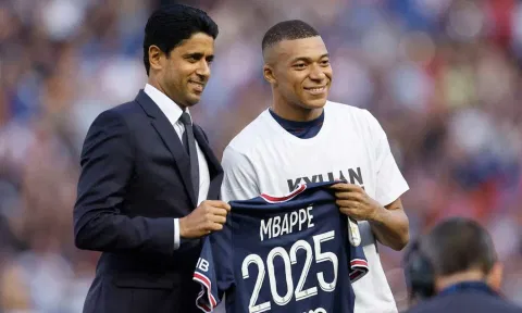 Paris St Germain's Kylian Mbappe(R) & Paris St Germain president Nasser Al-Khelaifi (L)(Image:Reuters)