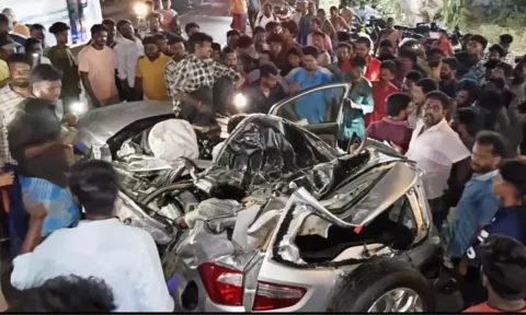Public trying to rescue the accident victims 