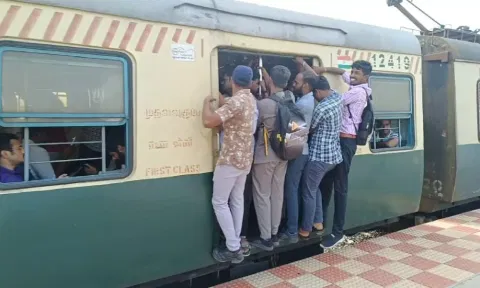  Signal malfunction had led to a surge in commuters, resulting in overcrowded trains