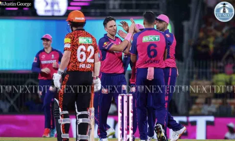 Trent Boult celebrates with his teammates after a wicket (Photo: Justin George)