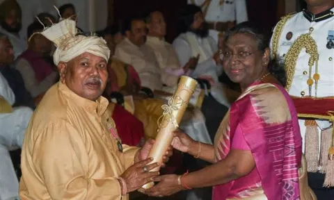 President Droupadi Murmu confers Padma Shri on Hemchand Manjhi in the field of Medicine in New Delhi (ANI)