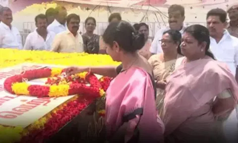 Kanimozhi pays respects at Karunanidhi memorial 