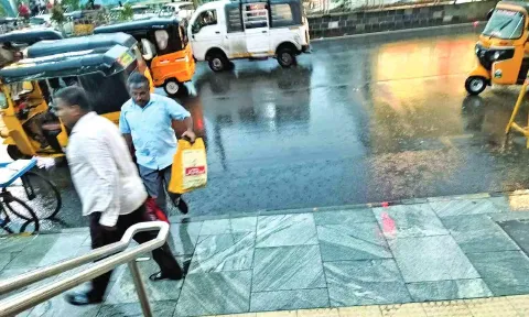 Take proactive measures during rains, urge Metro Rail commuters