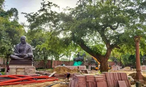 Statues of Mahatma Gandhi and others during relocation within the Parliament premises as part of the redevelopment project (PTI) 