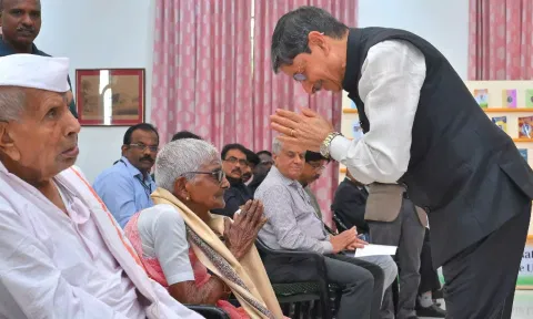 Governor RN Ravi honouring freedom fighters at Raj Bhavan on Sunday 