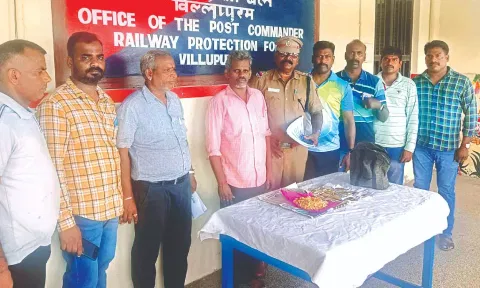 RPF team with person, who was carrying gold ornaments without documents, on Wednesday