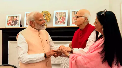 PM Modi with Lal Krishna Advani (Photo/PTI)