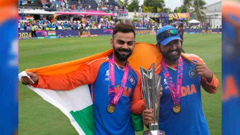  India's Virat Kohli, left, and captain Rohit Sharma pose with the winners trophy after defeating South Africa in the ICC Men's T20 World Cup final cricket match at Kensington Oval in Bridgetown, Barbados, Saturday, June 29, 2024 (Photo/PTI)
