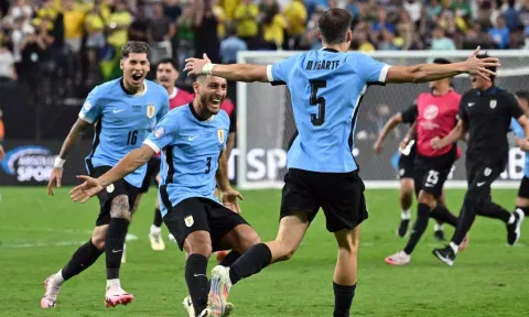  Uruguay players celebrate after winning their match against Brazil