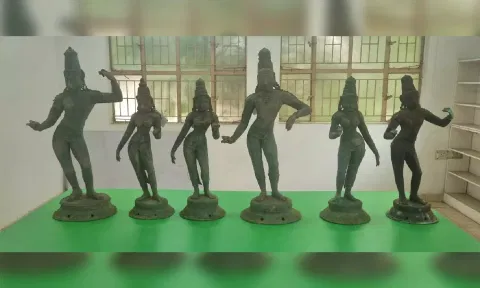 The recovered six idols