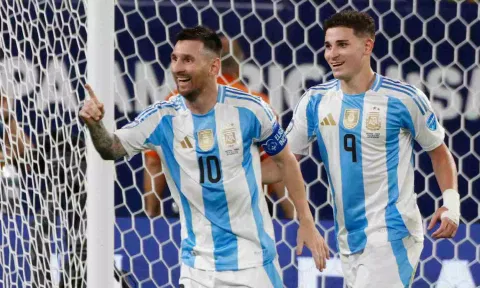 Julian Alvarez, Lionel Messi