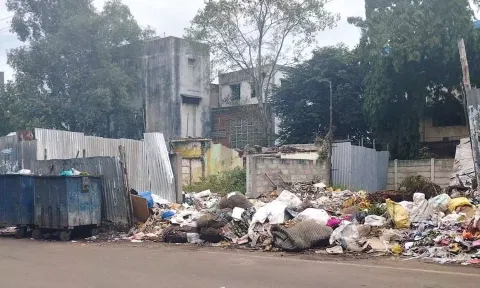 Piled-up waste on Ramanujam Iyer Street in Old Washermenpet