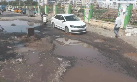 Damaged road in the city (Photo: Hemanathan)