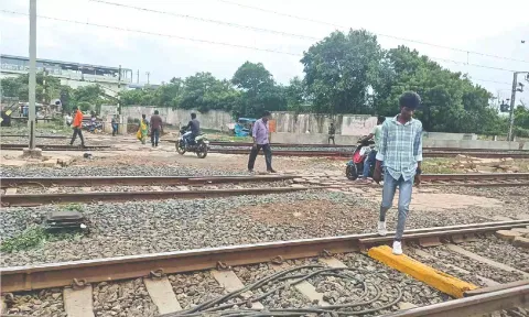 People using the level crossing in the absence of a foot overbridge
