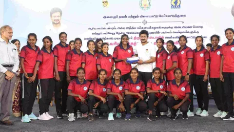 State sports minister Udhayanidhi Stalin on Tuesday distributed cash incentives worth Rs 13.98 crore to 589 sportspersons from the state 