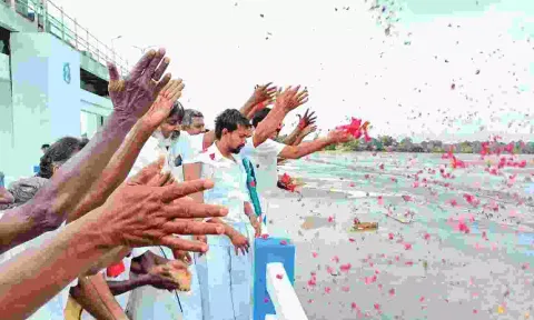 Delta farmers hand ceremonial welcome