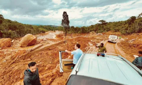 Rahul Gandhi visits a landslide-hit area on Friday