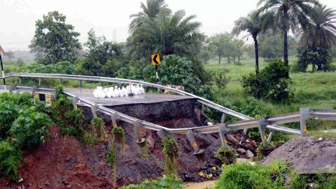  A washed-away portion of a road is seen washed on Ranchi-Daltonganj route amid rainfall, in Ranchi (PTI)