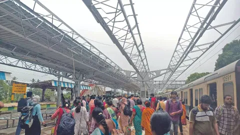 Crowd in Guduvanchery railway station 