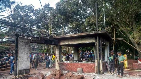 People gather in front of the house of former President Sheikh Mujibur Rahman, father of Prime Minister Sheikh Hasina