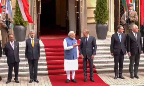  Prime Minister Narendra Modi with his Polish counterpart Donald Tusk during his ceremonial welcome at the Chancellery (PTI)
