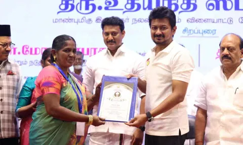  Udhayanidhi Stalin honours TN teachers with the Dr Radhakrishnan Award (X)