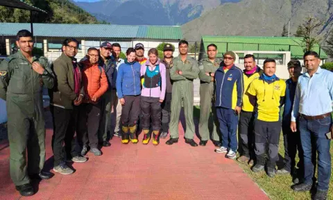 IAF personnel with foreign mountaineers rescued from Chaukhamba III peak (X) 