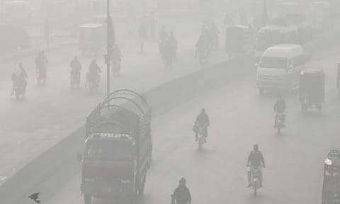 Pakistan: Smog tightens its grip in Punjab creating lockdown situation