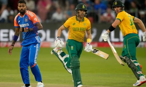 India's Hardik Pandya, left, watches the ball as South Africa's Reeza Hendricks, center, and Tristan Stubbs run between the wickets (PTI) 
