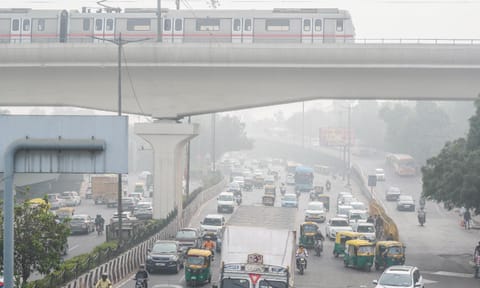  Vehicles ply on road during smog, in New Delhi, Sunday, Nov. 17, 2024 (PTI) 