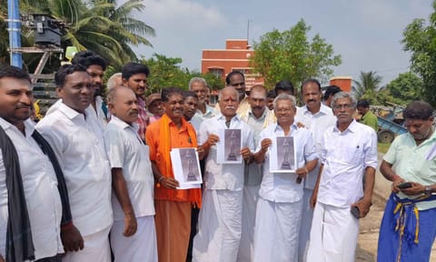 Residents with Pon Manickavel at the Thiruchitrambalam police station to register a complaint on Monday