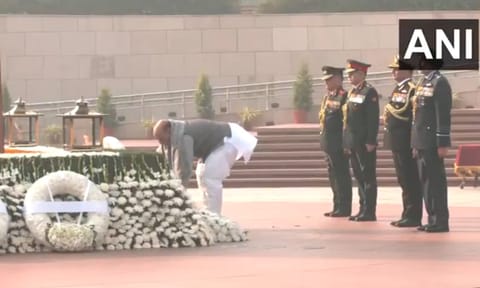  Defence Minister Rajnath Singh lays wreath at the National War Memorial, on the occasion of Vijay Diwas (ANI)