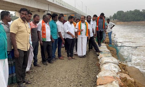  BJP district leader Chithrangathan inspected the Eral ground-level bridge