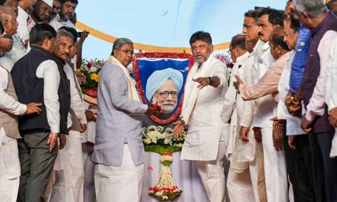  Karnataka Chief Minister Siddaramaiah and Deputy Chief Minister D.K. Shivakumar pay tribute to former prime minister Manmohan Singh (PTI)
