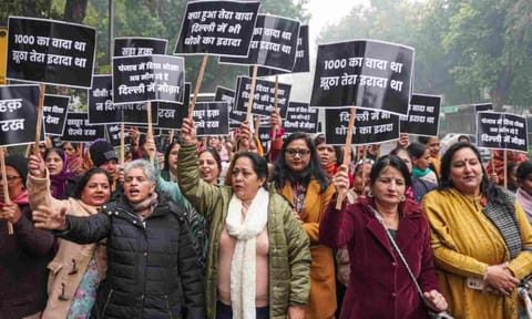 A woman from Punjab raises slogans during a protest outside the residence former Delhi CM and AAP national convener Arvind Kejriwal (PTI)