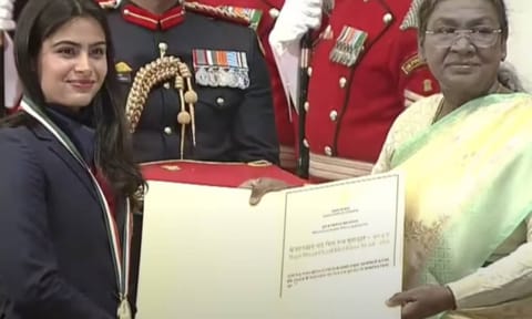  Manu Bhaker receiving the prestigious Major Dhyan Chand Khel Ratna from President Droupadi Murmu in National Sports Awards ceremony here on Friday (Thanthi TV)
