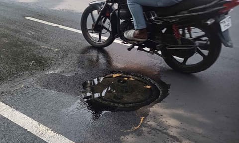 Sewage overflowing from the damaged manhole lid on EVR Periyar Salai 