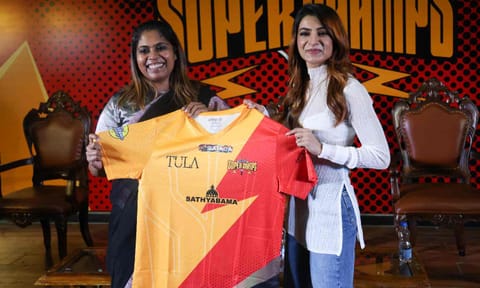 Mariazeena Johnson, Chancellor, Sathyabama University and Samantha Ruth Prabhu with the team's jersey at the launch event 